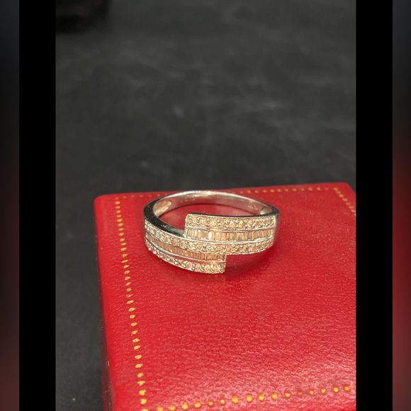 18k Baguette Cut Diamond Ring - Picture 7 of 14